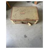 Vintage suitcase 16x26x9 does not latch