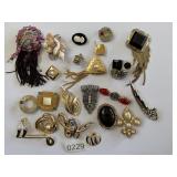 Large Lot of Misc Pins Broochs Many Diff Themes 2