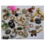 Large Lot of Misc Pins Broochs Many Diff Themes 3