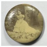 1901 Chiquita Cuban Midget Sepia Photo Button 32mm