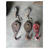 5 pulleys with hooks.