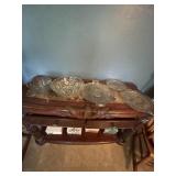 Various pieces of glass and crystal. Includes 2