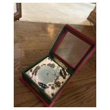 Various decorative trinkets, and a photo box.