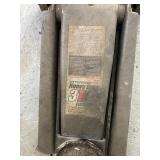 Piitsburgh 3 ton floor jack, rapid pump.