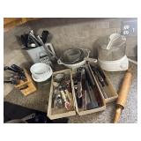 Kitchen item lot featuring knives, set bowls,