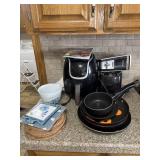Lot with air fryer, toaster, electronic can