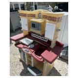 CHILD'S PLAY KITCHEN SET