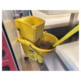 RUBBERMAID MOP BUCKET W/ MOP