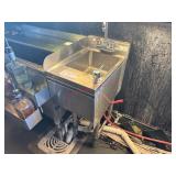 S/S HAND SINK W/ SOAP & TOWELS