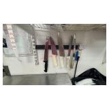LOT - ASSORTED KITCHEN KNIVES W/ MAGNETIC HOLDER