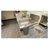 LARGE, S/S SINK W/ SIDE SPLASH