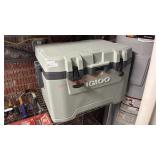NICE! IGLOO 'OUTDOORSMAN' COOLER