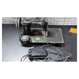 Vtg Singer Model 221 Featherweight sewing machine