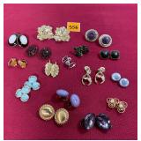 Vtg Clip On Earrings