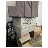 (2) Dog Kennels, (2) Steps