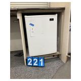 COMPACT REFRIGERATOR