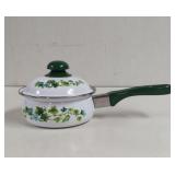 Vintage Prizer-Wate Enamel Cast Green Ivy Sauce