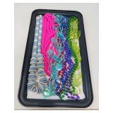COLORFUL BEADS / JEWELRY LOT