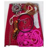 BEADS & BAUBLES / JEWELRY LOT / MIXED