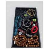 BEADS & BRACELETS / PLUS LOT