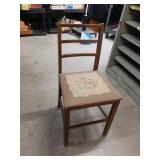 MID-CENTURY WOODEN CHAIR / PREOWNED