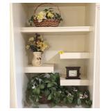 SHELF LOT: BASKETS OF ARTIFICIAL FLOWERS AND CLOCK
