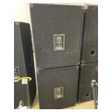 2 Peavey Speakers PV118 Works Great