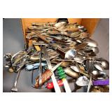LOT WITH FLATWARE