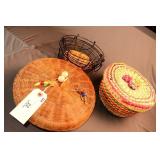 LOT WITH WOVEN BASKETS