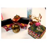 BOX OF DECORATOR ITEMS