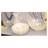 LOT WITH VINTAGE GLASSWARE