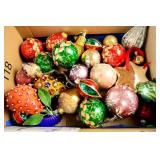 LOT WITH SOME VINTAGE GLASS ORNAMENTS