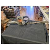 VTG. BLACK & DECKER DOUBLE EDGE HEDGE TRIMMER