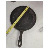 ANTIQUE 1800s CAST IRON GRIDDLE MARKED 7 T- 9' DIA