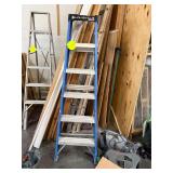 6' Louisville 250 capacity fiberglass step ladder