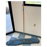 Large dust mop