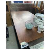 Mid-century dining room table has two leaves
