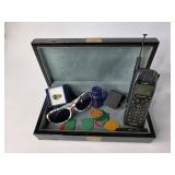Lot: Mobile Phone, Sunglasses, Trinkets