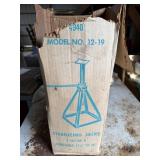 Metal Stabilizing Jacks In Box T1