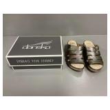 Dansko Lyndi Platino Metallic Leather Sandals Size 40 with Original Box