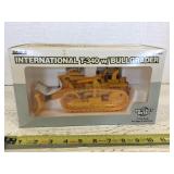 International T340 with bull grader 1/16 scale by