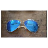 Ray-Ban Aviator Sunglasses with One Broken Lens