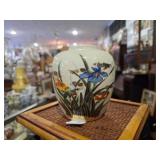 Vintage Toyo Japanese Porcelain Vase w/ gold trim