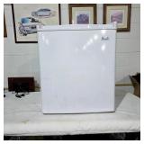 Avanti EC15W-2 Thermoelectric Mini Refrigerator