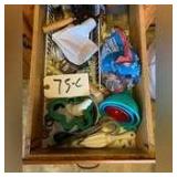 DRAWER LOT OF ASSORTED KITCHENWARE