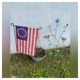 YARD DECOR TO INCLUDE AMERICAN FLAG, HANGING PLANTER, AND METAL WIRE FLORAL ARRANGEMENT