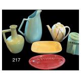 MID-CENTURY MODERN LOT: ASH TRAY, RECTANGULAR BOWL, BRISTOL KITCHEN WARES BEAN POT, KNOWLES PITCHER, 2 OTHER PITCHERS