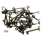 ASSORTMENT OF VINTAGE AND ANTIQUE SKELETON KEYS