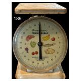 VINTAGE AMERICAN FAMILY SCALE BRAND METALLIC KITCHEN SCALE