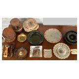 8 ASSORTED ASH TRAYS TO INCLUDE 1 VINTAGE BRASS, 2 BOTTLE OPENERS TO INCLUDE 1 VINTAGE CAST IRON, ASSORTED HANDMADE WOODEN COASTERS